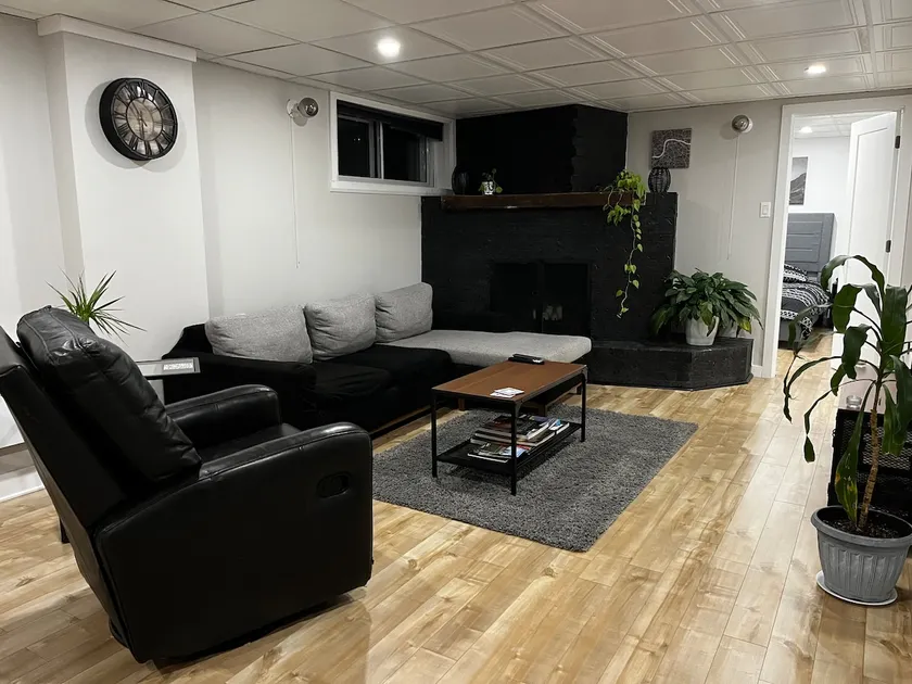 Renovated private apartment in Laval - Image 1