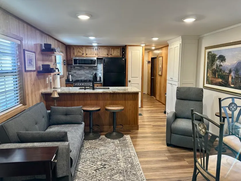 Cameron's ”Cabana” 2BR,1Bath,pets ok 4 guests 3 TV - Image 1