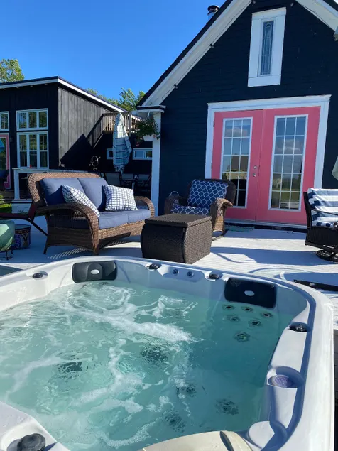 Oak Island Cottage with HOT TUB - Image 1