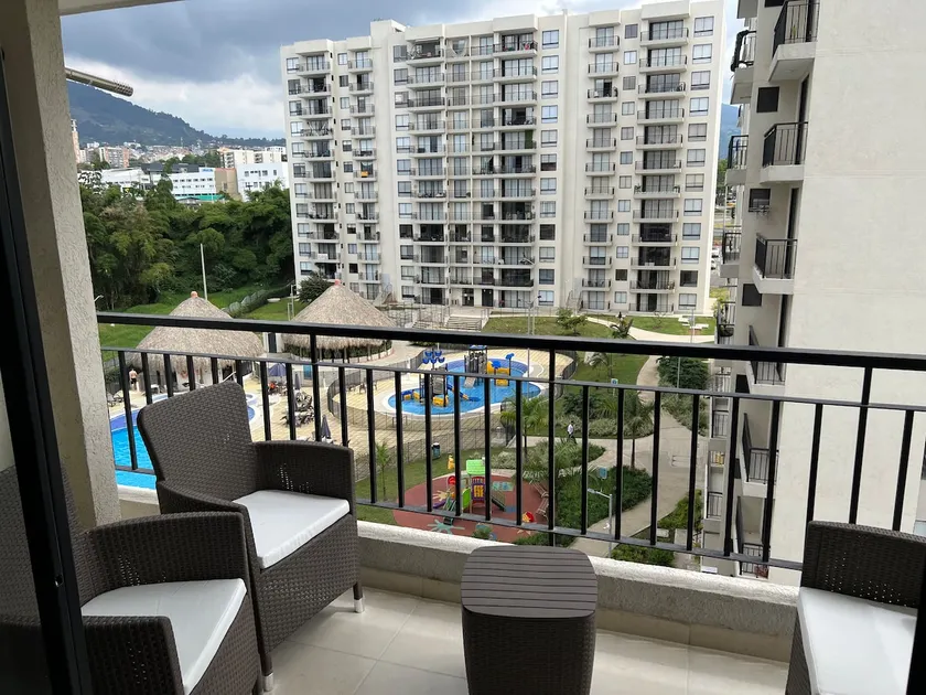 Spacious, Modern, Pool and Gym - Image 1