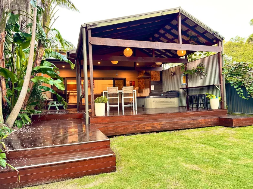 Spa-Beaches-Pet Friendly Spacious Coastal Retreat - Image 1