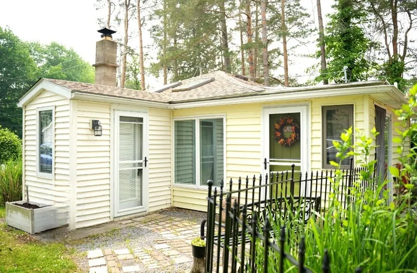 Cozy Foxtail Cottage by the Lake - Image 1