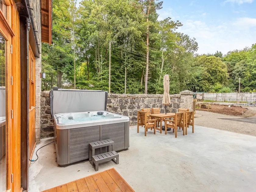 Cottage with jacuzzi, barbecue & garden | River view - Image 1