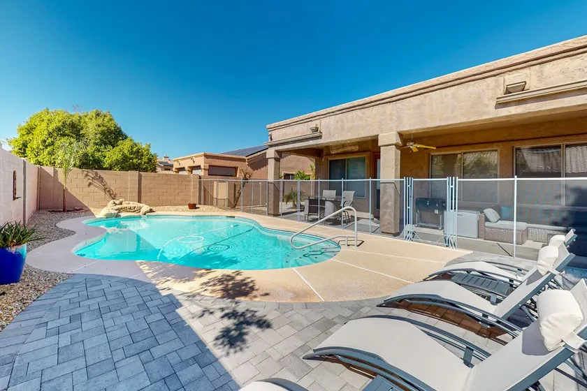 4BR desert home with game tables & office - Image 1