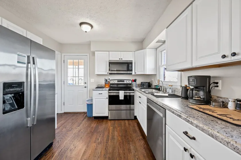 6 Min to Ark, Free Covered Parking, Deck and Grill - Image 1