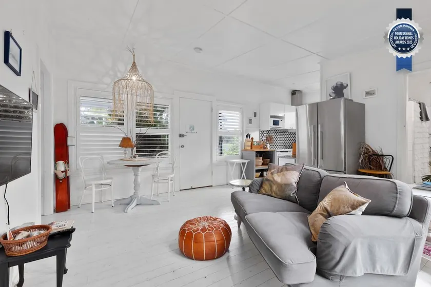 Adrift - Pet-friendly - 5 min Walk to Bay - Rustic Charm - Image 1