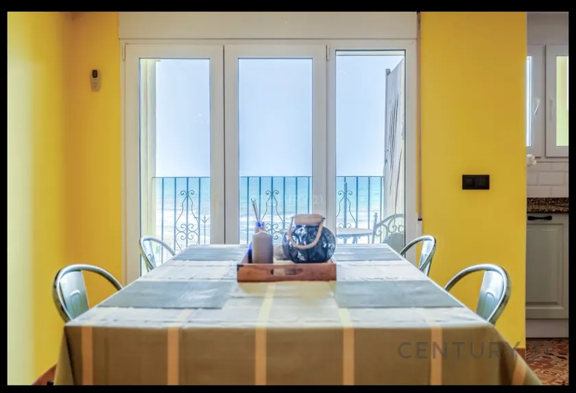 Charming Coastal Retreat - Image 1