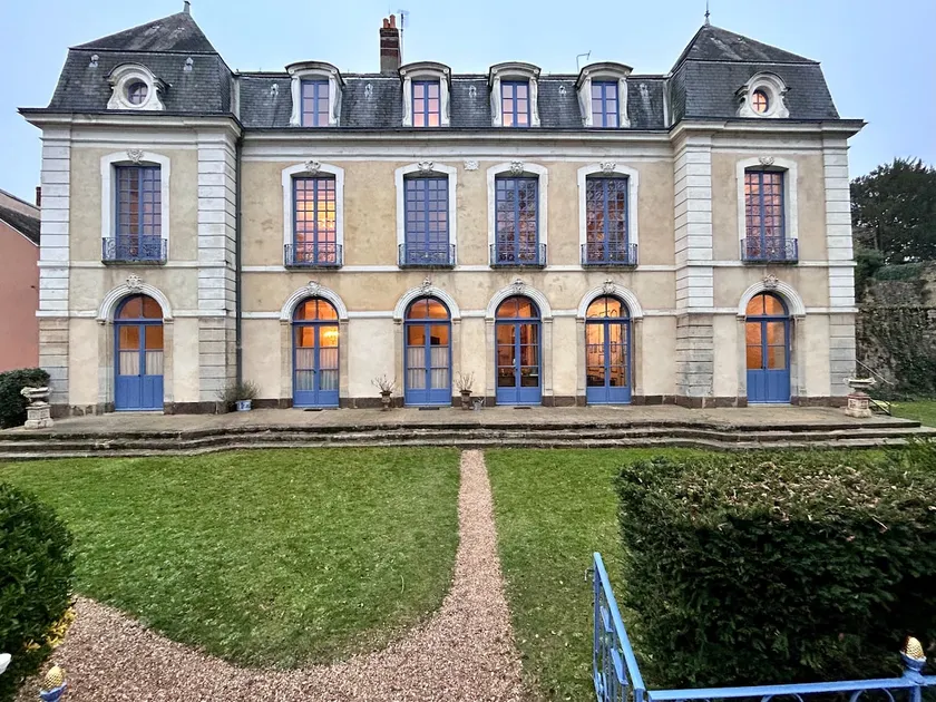 Park, quiet, heritage, parking in the city center! - Image 1