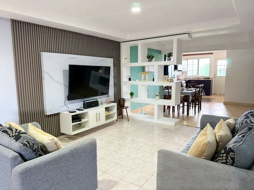Spacious Family House Airport - Image 1