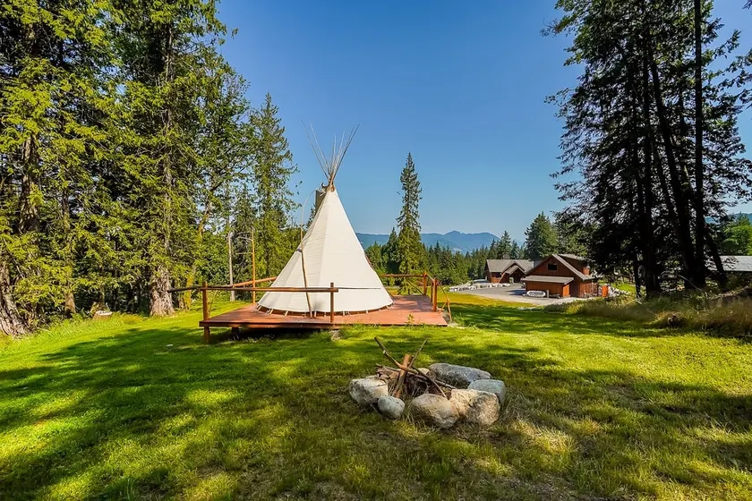 Unique Coach House w/ Tepee , Sauna & Cold Plunge - Image 1