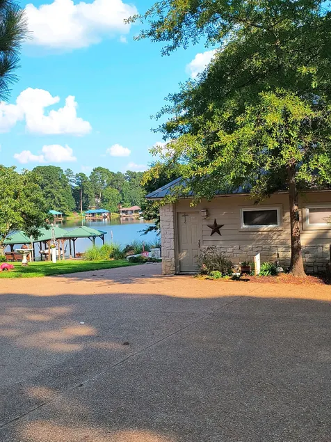 Edgewater Guest Lakehouse 2 of 2, 4 bdrm/ 8 beds - Image 1