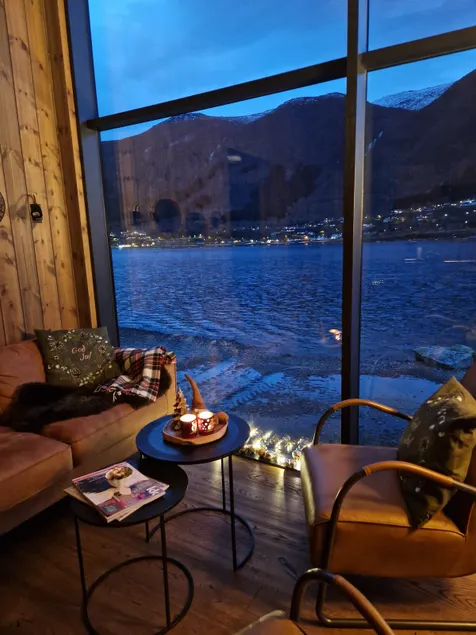 Cottage joy at the water's edge - Image 1