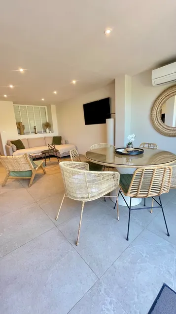 Luxury beachfront/poolside apartment, refurbished, sleeps 5 - Image 1