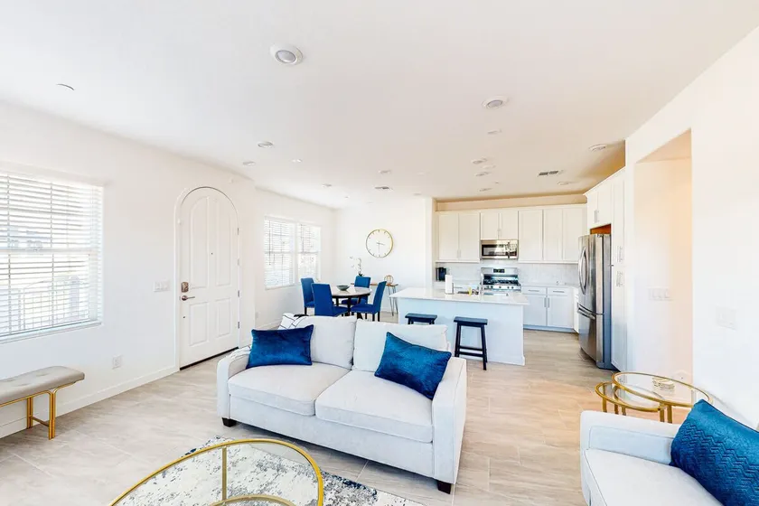 4BR with garage parking, pool & hot tub access - Image 1