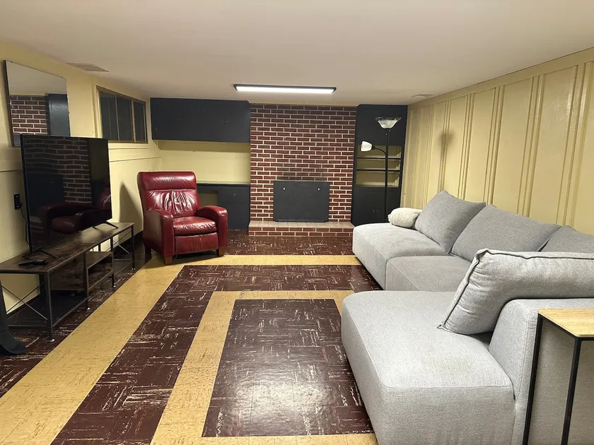 Large comfortable Lower unit walk in 1950 home. - Image 1