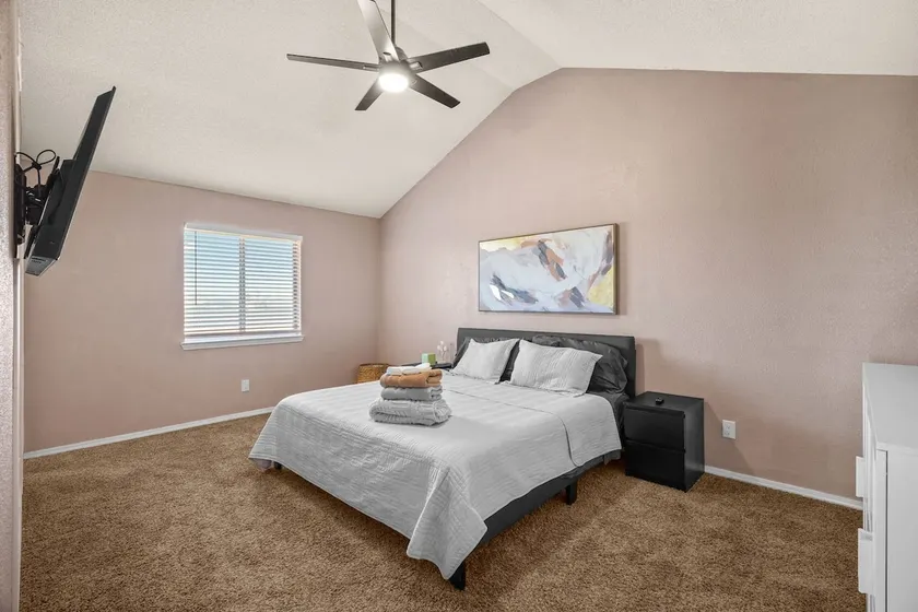 Entire 4-Bed Home with Office - Image 1