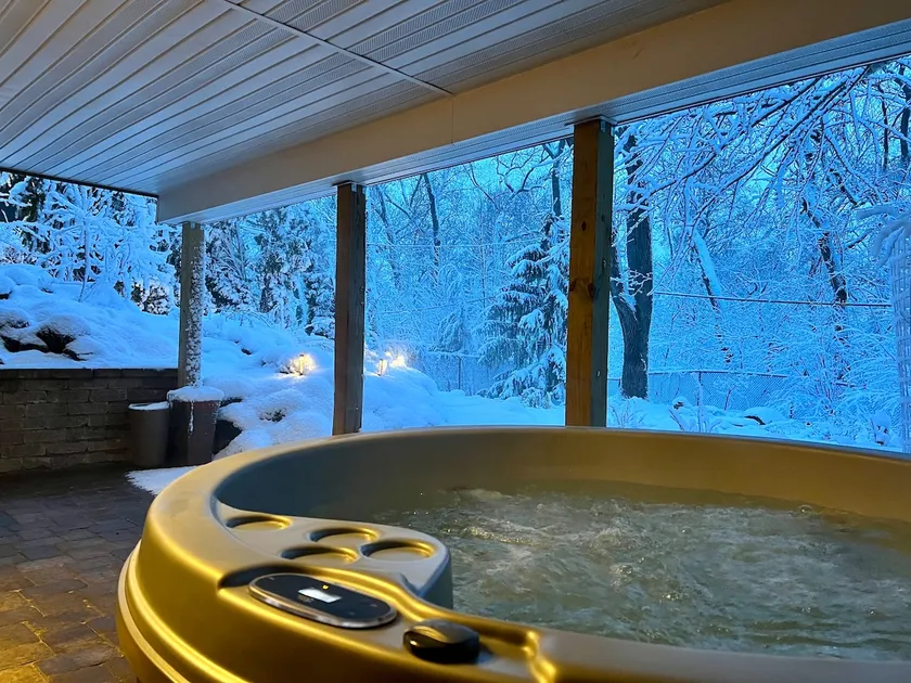 Hot tub with a wooded view - Image 1