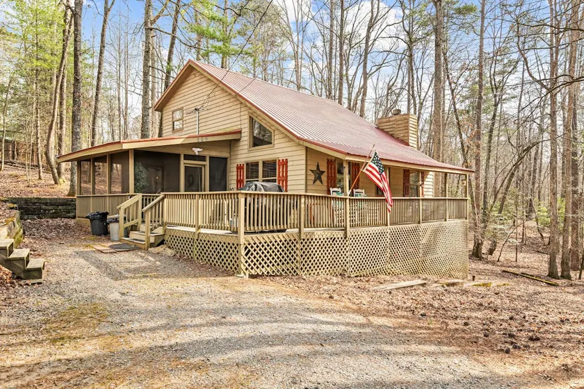 Bear Hug Lodge - Image 1