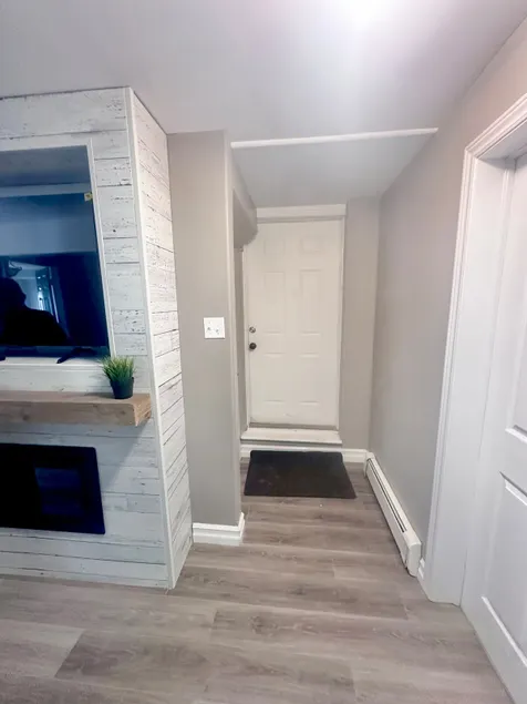 Private walkout basement apt - Image 1