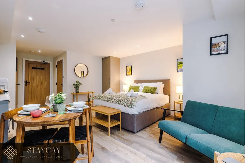 No.44 - Deluxe 2-Bedroom Duplex with Balcony - Image 1