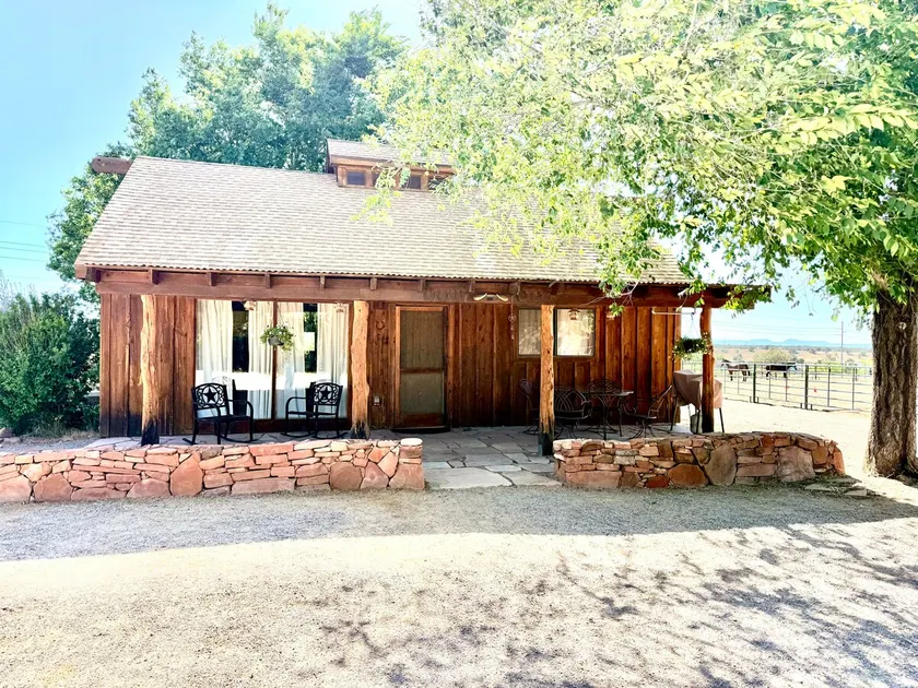 Cozy 2-bedroom guest cabin. 5 minutes from Gunsite - Image 1