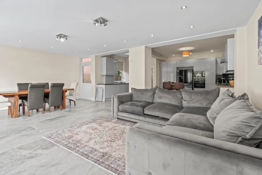 Stylish 4BR Executive Home/Huge Kitchen/Sleeps7 - Image 1