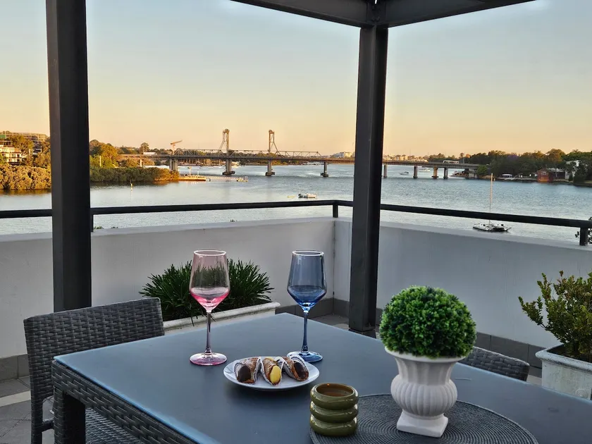 Waterfront Penthouse nr Olympic Park /Free Parking - Image 1