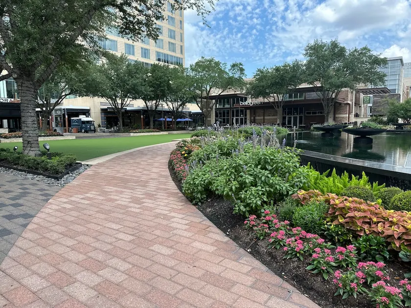 Modern, Upscale Apartment! City Centre - Image 1