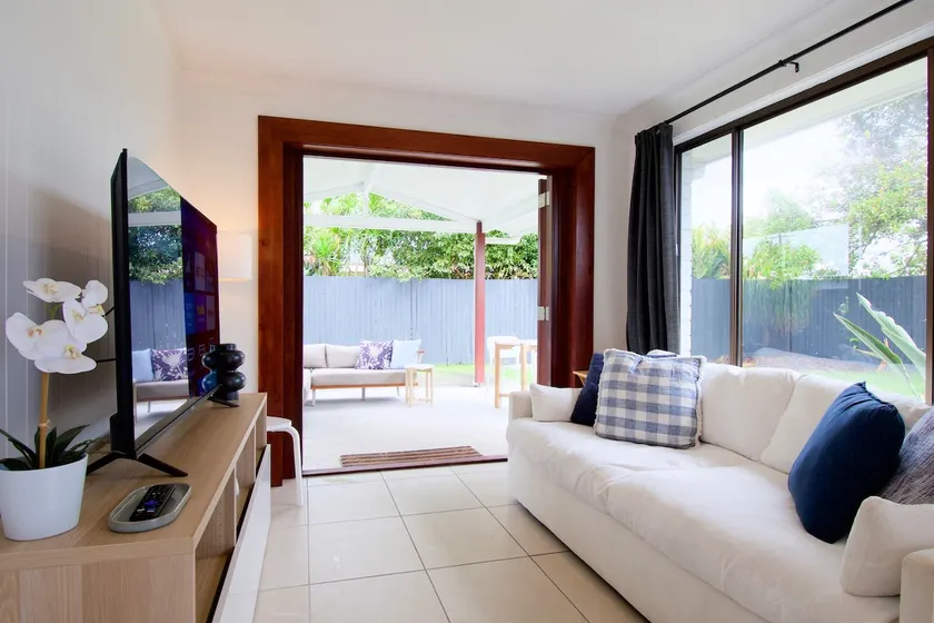 Cozy Pet-Friendly Villa | Steps to Beaches & Cafés - Image 1