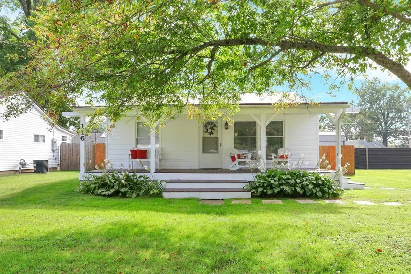 Homesmith Cottage|Hot Tub| Walk to Buckeye Lake - Image 1