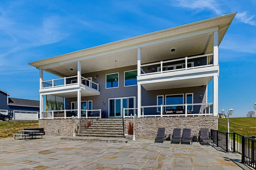 6BR lakeside villa with amazing views & dock - Image 1