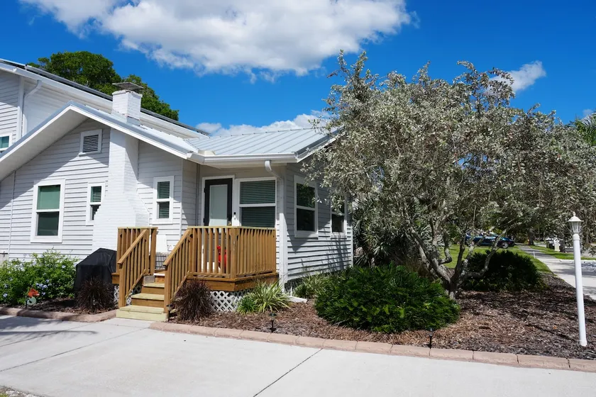 Quiet Cottage w/ pool, 10 minute walk to beach - Image 1