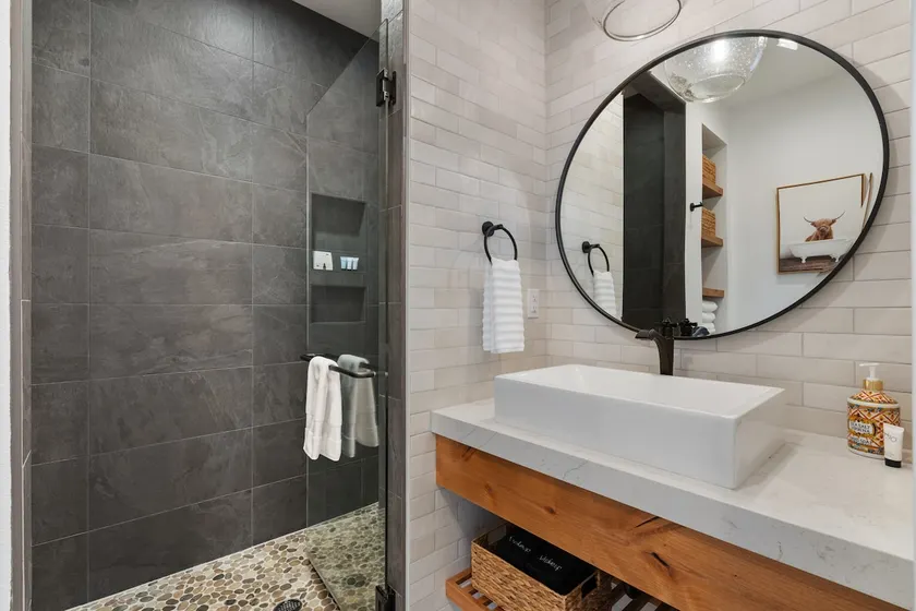 Luxury Holly Grove Cottage W/ Hot Tub & EV Charger - Image 1