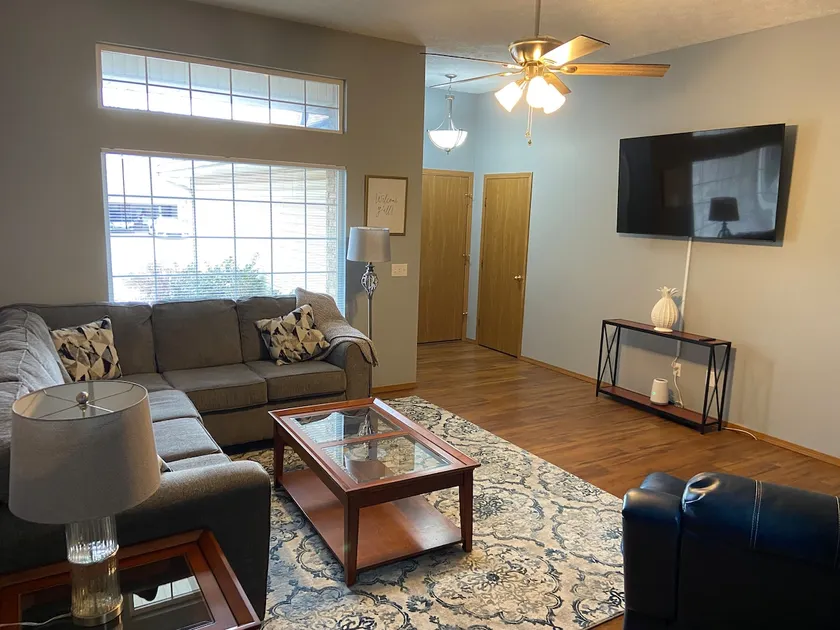 Spacious 3 Bdrm, 2 Bath Townhouse in Springfield - Image 1