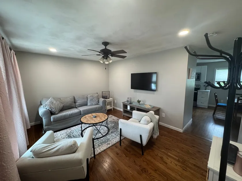 Mid-Island Retreat: Home close to Newport - Image 1