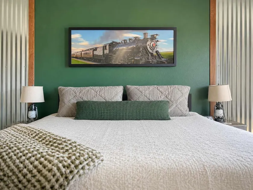 408 - Cozy, Pet friendly walk to Landing, King bed - Image 1
