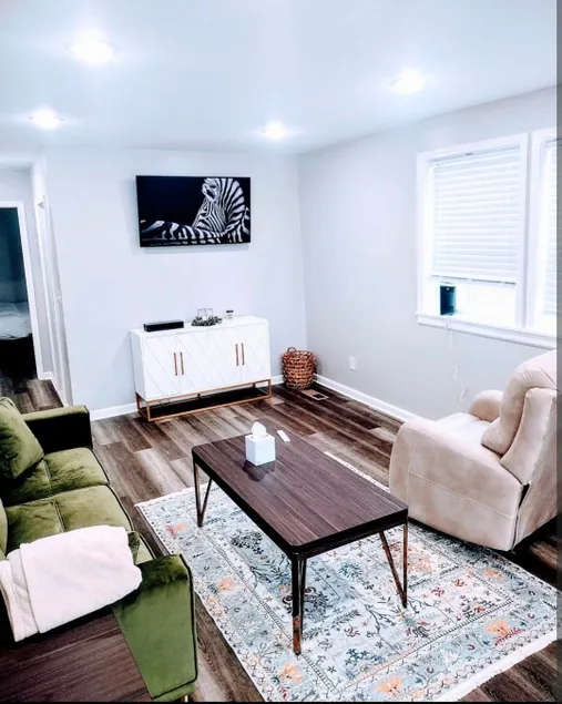 ”Frugal on Franklin” 2 BR in the Heart of Florence - Image 1