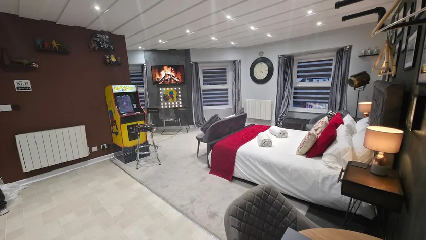 1 Bed Luxury Apartment with offsite Spa/Gym access - Image 1