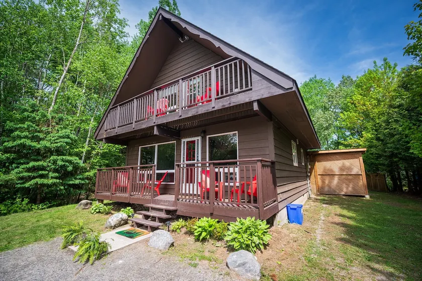 Family Cottage-Hot Tub & Sauna-2 Min walk to Lake - Image 1