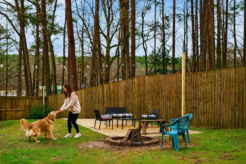 Dog-Friendly Lake Martin Home | Fenced Yard - Image 1