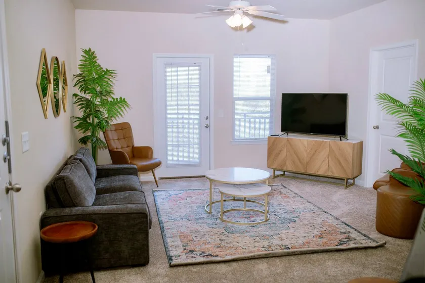 3BR 2BA Apt Pool and Gym - Image 1
