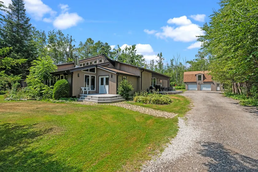 Beautiful Cottage w Indoor Pool, Sauna, Pool Table - Image 1