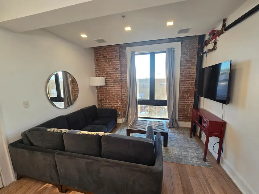 Sunny one of a kind 1 bedroom, 15 minutes to NYC - Image 1