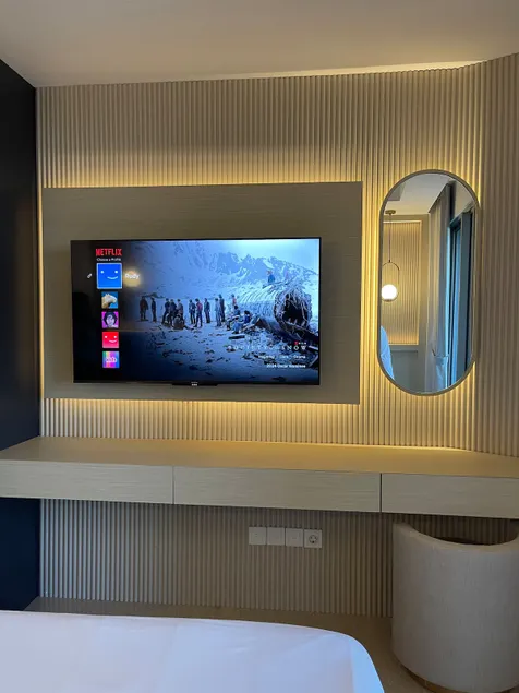 B03E Cozy Modern Studio PIK Netflix - Image 1