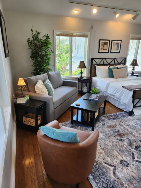 The Ezra - beautiful studio in historic Fort Myers - Image 1