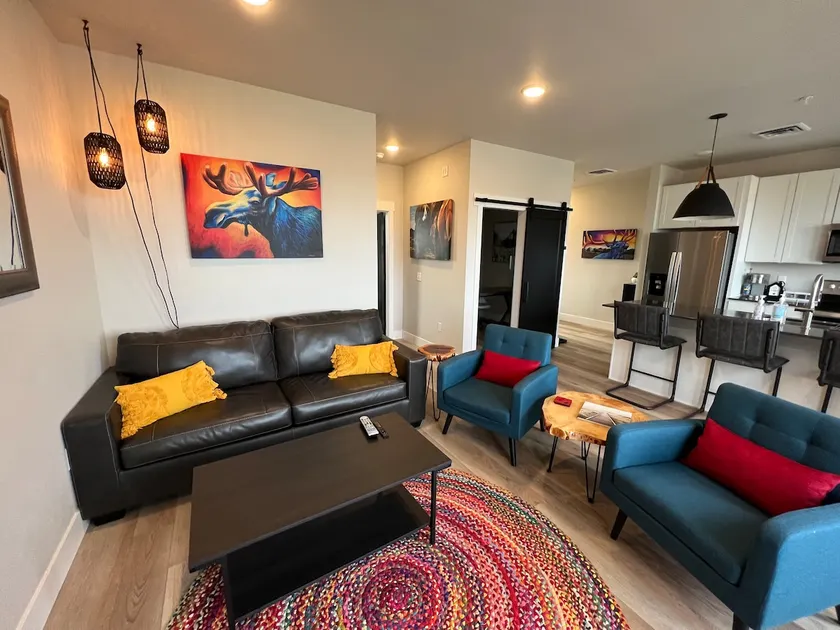 Four Seasons Luxury Loft - Image 1