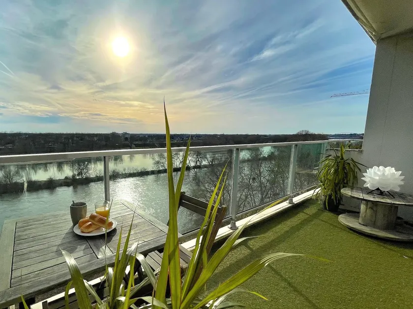 Beautiful renovated 2-bedroom with Loire view and private parking - Image 1