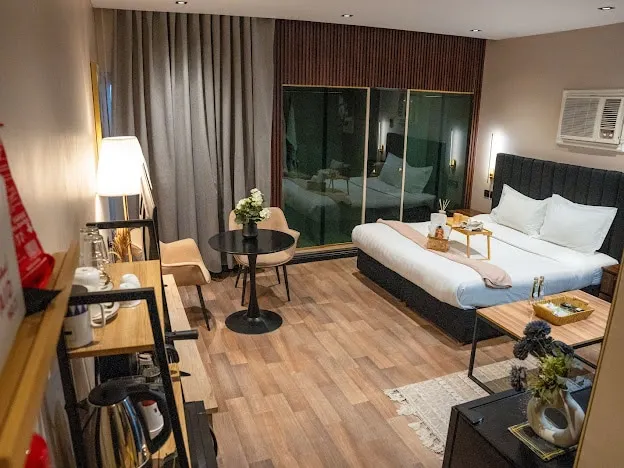 Apartment with luxurious bedroom and bathtub - Image 1