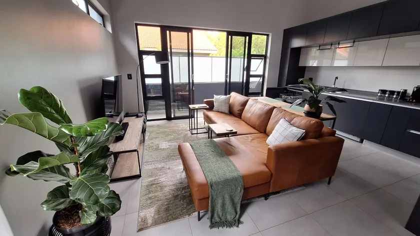 Luxurious Upmarket Apartment - Image 1
