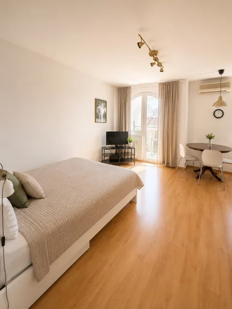 Cozy nest with free parking - Image 1
